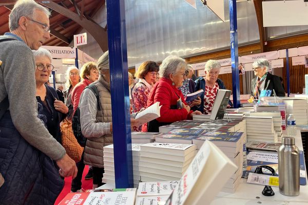 Des centaines d'auteurs et des milliers de lecteurs à la Foire du Livre de Brive 2025. Et une émission spéciale présentée sur •3NoA,  votre chaîne 100 % Nouvelle-Aquitaine