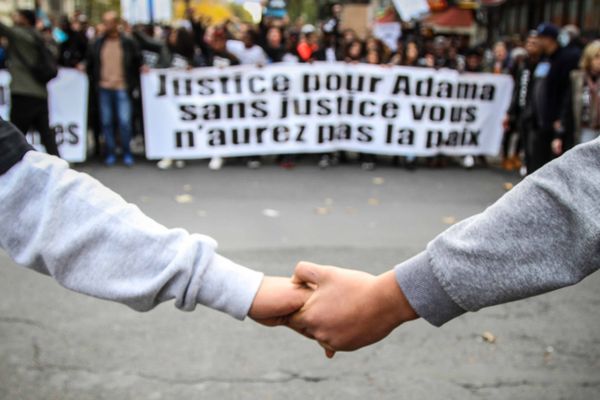 Des manifestants défilent pour réclamer justice pour Adama Traoré, en novembre 2016, à Paris.