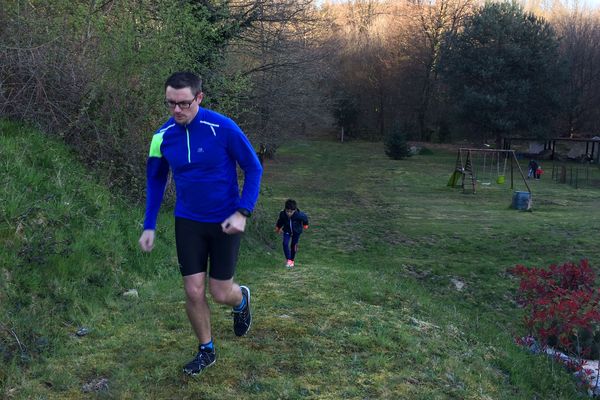 Damien Gadet, au début de son périple fou : un marathon dans son jardin d'Ambazac, pour récolter des fonds pour le personnel soignant du CHU de Limoges.