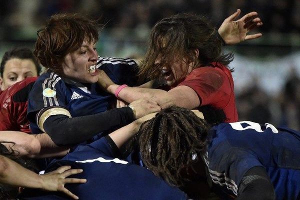 Les filles du XV de France pendant le tournoi des six nations contre le pays de Galles, au stade Sapiac à Montauban, le 27 février 2015