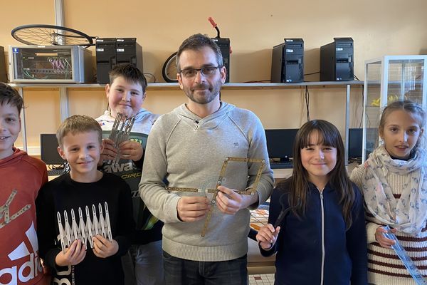 Jérôme Coillot est professeur de mathématiques au collège Léon Huet de La Roche-Posay (Vienne) depuis 2007. Il y a développé une nouvelle manière d'enseigner les maths.