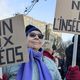 Lydie pose fièrement à visage découvert devant la tour où elle habite depuis des dizaines d'années. Elle n'a pas eu peur ce mardi de manifester contre les violences "qui ont pris des proportions énormes" dans ce quartier.