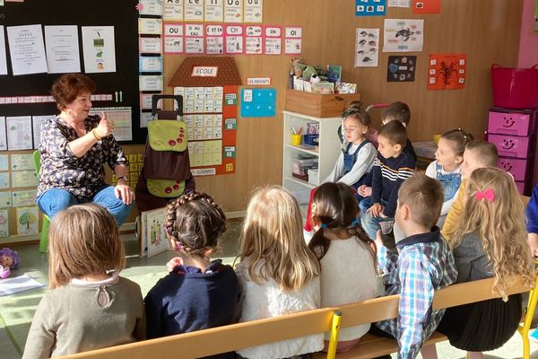 Christine Fischbach, conteuse, fait le tour des écoles pour y distiller quelques mots d'alsaciens