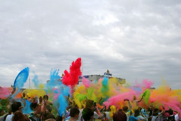 Lors de l'édition 2019 de la Roskolor, à Roscoff, une course colorée au profit des malades atteints de mucoviscidose