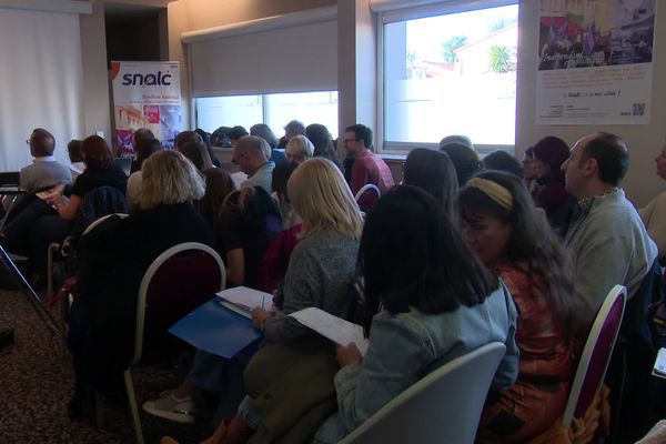 Le syndicat national des lycées collèges et écoles du supérieur organise des journées d'information pour la réorientation des personnels de l'éducation nationale.