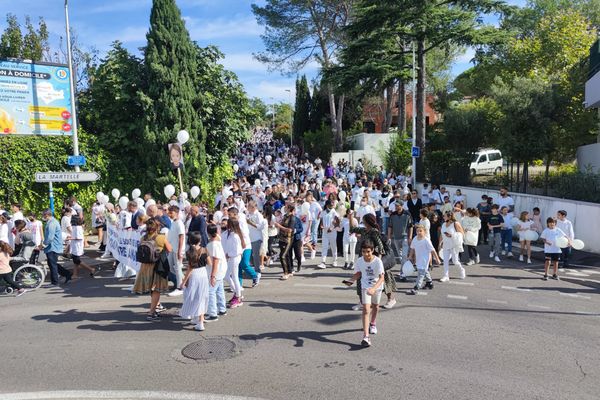 Plus de 500 personnes se sont réunies à Montpellier pour une marche blanche en mémoire d'Adam, 9 ans - 2 octobre 2021