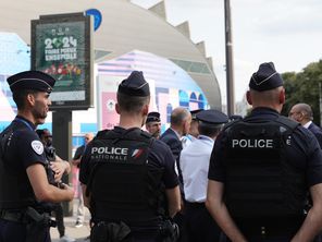 Des policiers devant le Parc des Princes en juillet 2024.