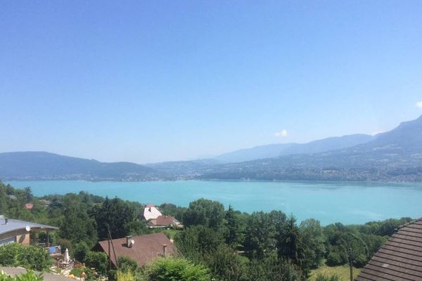 Les français devraient partir en vacances plutôt en aout et en septembre cette année. Les professionnels du tourisme espèrent un effet "été indien" sur les bords des lacs de Savoie et de Haute-Savoie.