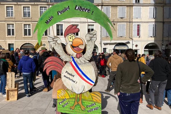 Environ 150 personnes ont manifesté devant la préfecture d'Auch, le 22 février.