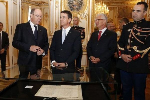 Le Prince Albert II et le Premier Ministre Manuel Valls ont commémoré le tricentenaire du mariage de la Princesse Louise-Hippolyte de Monaco, ancêtre du Prince Souverain et de Jacques IV de Matignon.