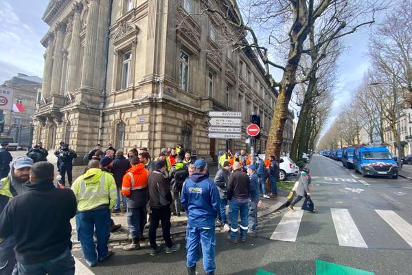 De nombreux salariés d'Enedis se sont mobilisés devant la préfecture du Nord pour protester contre la réforme des retraites.