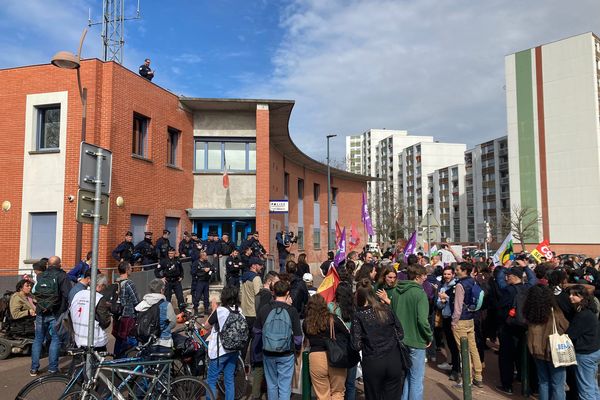 Des dizaines de manifestants devant le commissariat Bellefontaine à Toulouse pour demander la libération des personnes interpellées