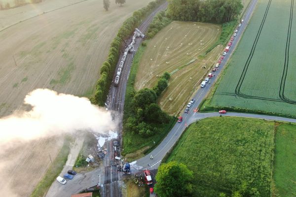 Le convoi exceptionnel est resté bloqué sur le passage à niveau.