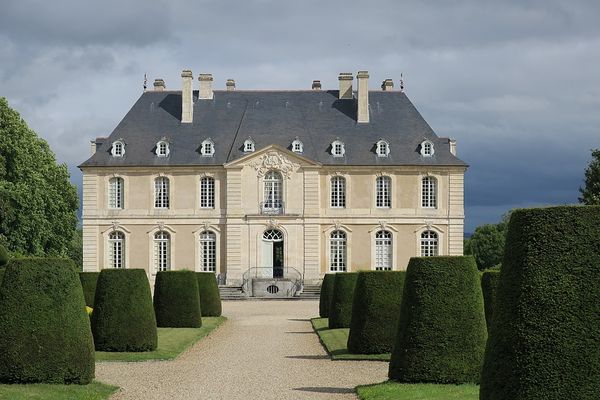 Dans le Calvados, un ciel menaçant sur le château de Vendeuvre, ce SAMEDI.