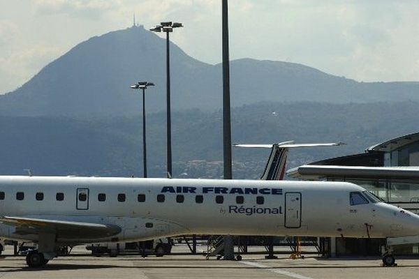 Un avion de la compagnie Régional, filiale d'Air France, sur le tarmac de l'aéroport de Clermont-Ferrand / Aulnat.