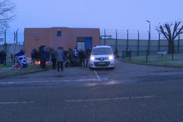 Une quarantaine d'agents ont bloqué les portes du centre de détention ce vendredi.