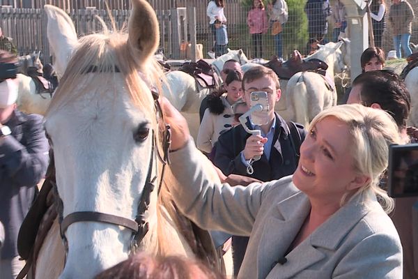 Marine Le Pen a assisté à l'abrivado des plages et a rencontré des manadiers ce samedi 5 mars 2022 au Grau-du-Roi, dans le cadre de la campagne présidentielle.