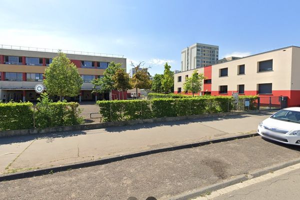 Devanture de l'école élementaire Anjou à Dijon (Côte d'or).