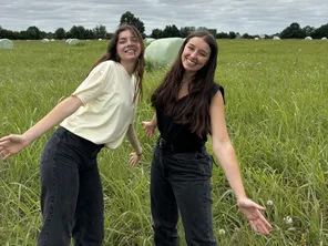 Marnie Atgé (à gauche) et Clara Silveiro (à droite) les 2 fondatrices de Clarnie et la démonstration que le bonheur est bien dans le pré