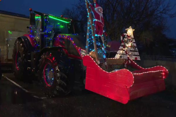 La FDSEA et les jeunes agriculteurs du Lot a organisé une grande parade de tracteurs illuminés ce dimanche soir 22 décembre 2024, au marché de Noël de Castelnau-Montratier.