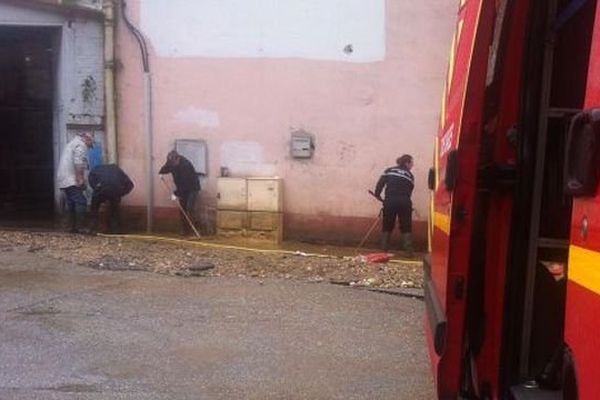 Devant l'entreprise "L Ideal" à Vienne 