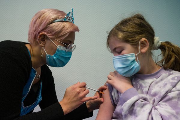 La vaccination des enfants de 5 à 11 ans est faite après un test sérologique qui détecte la présence ou non d'anticorps