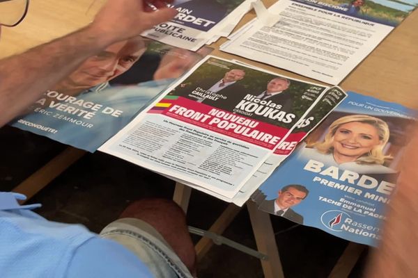 1 400 volontaires préparent pendant quatre jours la mise sous pli pour ces élections législatives à Marseille.