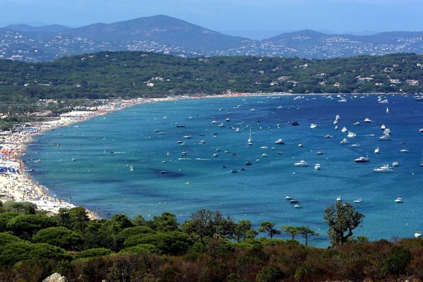 La plage de Pampelonne, bondée en plein été.