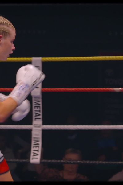 La boxeuse douaisienne Ségolène Lefebvre (à droite) face à Tysie Gallagher, lors de la rencontre historique de boxe anglaise à Douai, le 24 novembre 2023