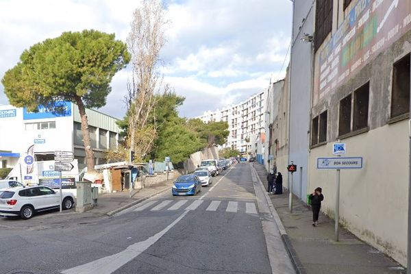 Un homme a été enlevé dans le quartier Bon-Secours, dans le 14ᵉ arrondissement de Marseille, après le vol de 180 000 euros provenant d'un réseau de trafic de drogue.