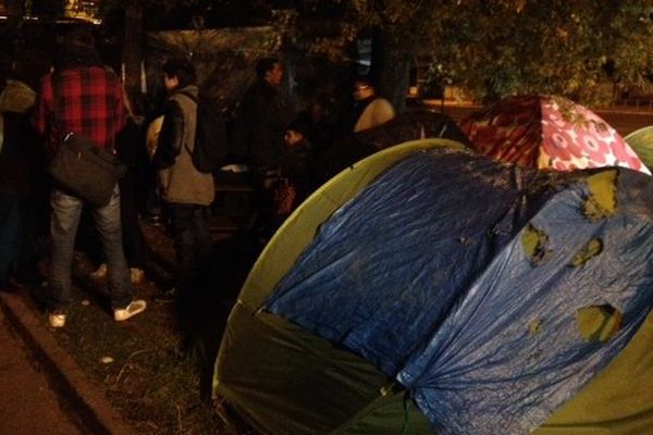 Des sympathisants rassemblés au camp des Sahraouis menacés d'expulsion ce lundi 5 octobre 2015