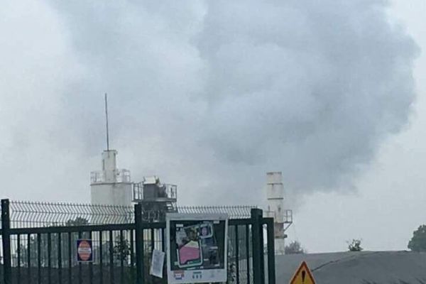 Une épaisse fumée s'échappe régulièrement de l'usine d'enrobage de Joué-en-Charnie, dans la Sarthe.