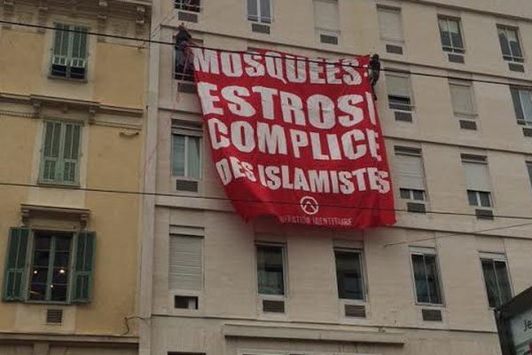 Une banderole anti-Estrosi a été déployée, vendredi 13 mai, dans le centre de Nice