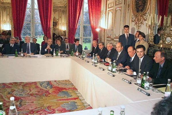 Première réunion, à Paris, le 13 décembre 1999, de ce qui deviendra le processus Matignon, en présence d'élus insulaires et de membres du gouvernement.