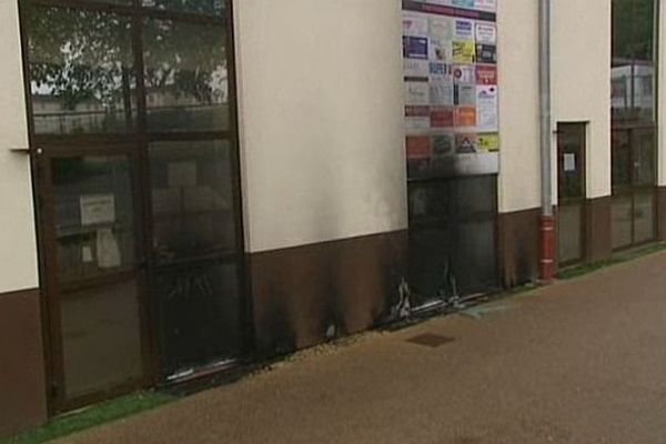 Deux individus ont tenté d'incendier la mosquée de Mâcon, en Saône-et-Loire, dans la nuit du samedi 25 au dimanche 26 avril 2015. 