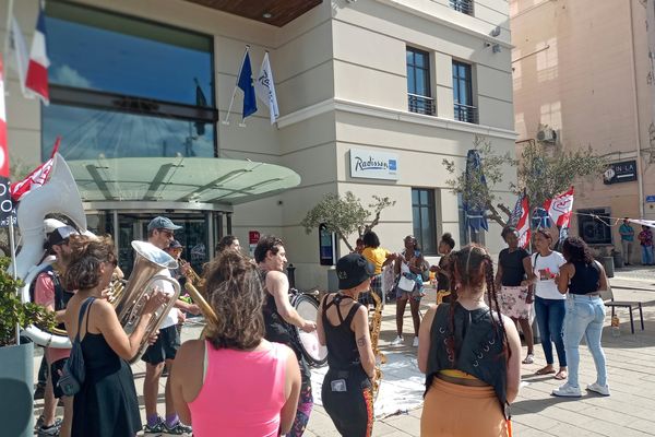 Manifestation devant le Radisson Blu le samedi 22 juin 2024.