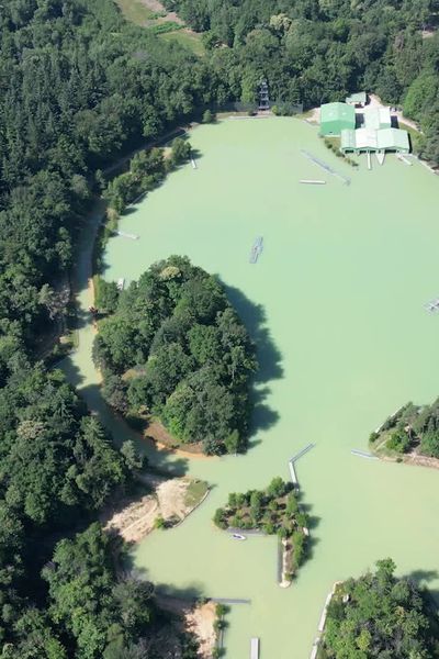 L'étang artificiel de Port-Revel se situe sur sur le plateau de Chambaran, en Isère.