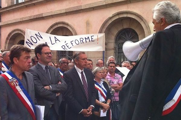 Parents d'élèves et élus se sont rassemblés devant la préfecture de l'Aveyron pour dire leur opposition à la réforme des rythmes scolaires.