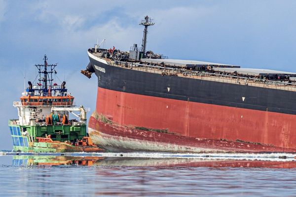 Fin juillet, près de 1000 tonnes de fioul se sont déversées dans l'océan Indien après le naufrage d'un vraquier japonais. La Charente-Maritime s'entraîne à intervenir en cas de naufrage près de ses côtes.