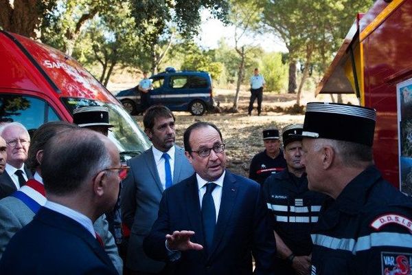 François Hollande est accompagné par Bernard Caseneuve, ministre de l'intérieur, dans le Var