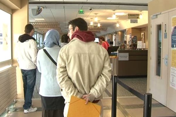 Les contribuables font déjà la queue au guichet de l'hôtel des impôts à Limoges, 23 avril 2013