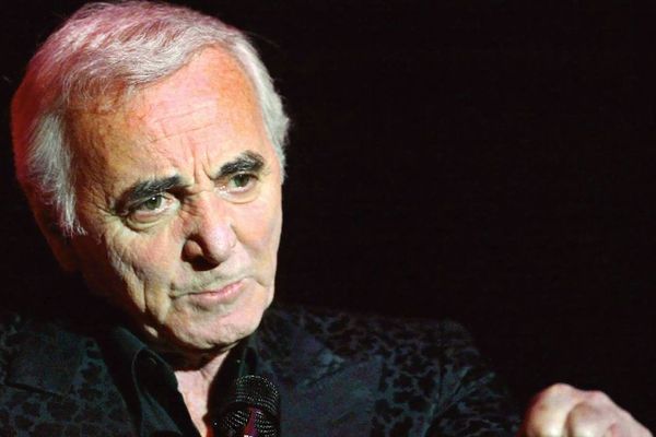 Charles Aznavour durant sa tournée mondiale le 5 octobre 2002 à Hambourg. 