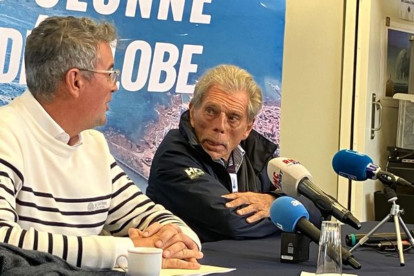 Le fondateur du Vendée Globe, Philippe Jeantot, aux côtés du maire des Sables d'Olonne Yannick Moreau.