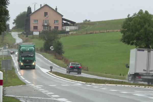 En début d'année, un radar a été installé juste avant ce carrefour jugé dangereux. Il a flashé plus de 7 500 fois, mais les accidents restent trop fréquents à cet endroit.