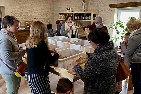 Manger local, c'est aussi pour les touristes, ici dans la Marais Poitevin, avril 2022