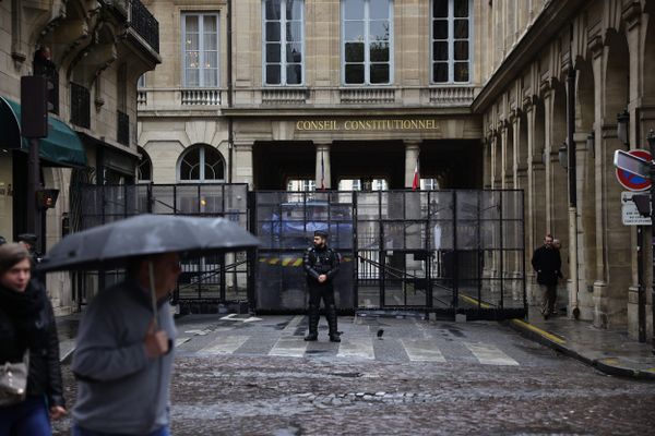 Le Conseil constitutionnel a validé l'essentiel de la réforme des retraites, dont sa mesure phare de recul de l'âge légal de départ à 64 ans, tout en rejetant quelques mesures du projet gouvernemental.