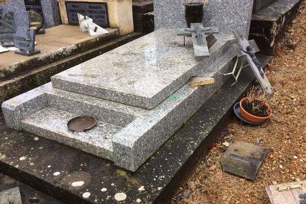 Les actes de vandalisme ont été perpétrés mercredi soir. Des stèles ont été renversées et des pots de fleurs brisés dans le vieux cimetière de Ligugé, près de Poitiers.