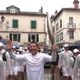 Bixente Lizarazu dans les rues de Saint-Jean-de-Luz, brandissant fièrement la flamme olympique, lundi 20 mai 2024.