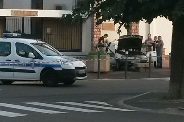 Une voiture a été retrouvée calcinée dans le quartier du Moulin à vent à Perpignan, un cadavre se trouvait à l'intérieur. 11 octobre 2015.