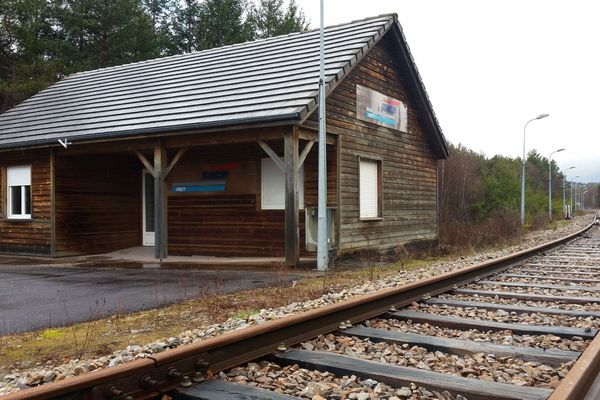 Vingt ans plus tard, aucun train ne circule à la gare de Bugeat